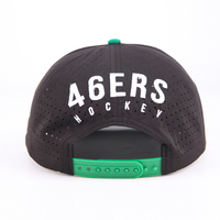 Op maat gemaakte logo-geprägte unisex verstelbare performance baseballcap met PVC rubberen patch, 5-delige sportpet, hoge kwaliteit, enkelrijig.