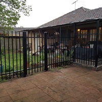 Puerta de Jardín de Acero Estilo Rústico/Vintage/Marroquí, Diseño de Puerta de Hierro Tubular Simple con Orificios Cuadrados, Impermeable y Soldada