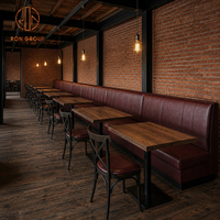 Ensemble de mobilier de restaurant Ron Group : Table carrée en bois massif, banquette en cuir à dossier haut, chaise en métal de luxe personnalisée