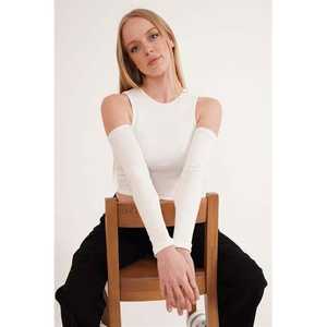 Blusa al por mayor con logo bordado, color crudo, cuello redondo con volantes, talla XL, tela de punto transpirable, estilo de moda tejido para primavera. - Product Image 4