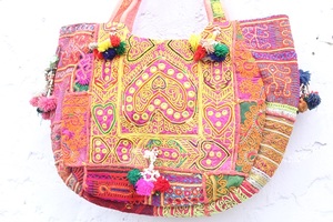 Bolso de Hombro Étnico Gitano con Bordado Tradicional Rajasthani y Espejos Banjara Antiguos para Mujer - Product Image 2