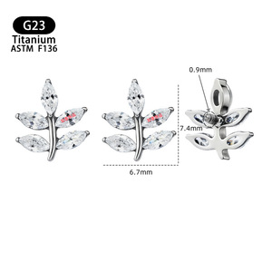 Boucles d'oreilles en titane F136 en forme de feuille avec incrustations de zircon pour piercing du cartilage de l'oreille - Product Image 1