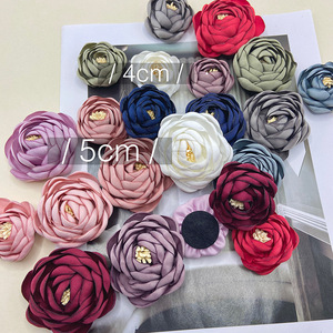 Décorations florales en tissu faites à la main, roses de 4 cm et 5 cm, pour accessoires de cheveux DIY, broches pour vêtements, sacs, chaussures, bijoux - Product Image 1