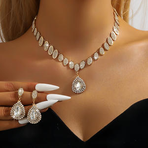 Parure de bijoux pour femme en cuivre de style européen-américain, boucles d'oreilles et collier plaqués or avec strass en cristal, vente en gros pour mariages - Product Image 2