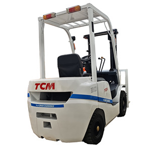 Chariot élévateur TCM d'occasion 3 tonnes de haute qualité à prix abordable, fabriqué au Japon, modèle FD30, diesel, hydraulique, avec déplaceur latéral, pneus pleins, mât à deux étages, traction avant. - Product Image 1