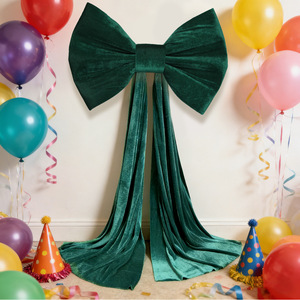 Decoraciones Elegantes y de Lujo para Bodas, Fiestas y Cumpleaños - Lazo Gigante de Terciopelo con Cadena de Perlas - Product Image 1