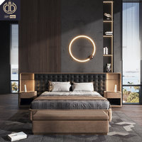 Ensemble de meubles de chambre à coucher modernes italiens de luxe en cuir haut de gamme, lit king size moelleux et capitonné réglable
