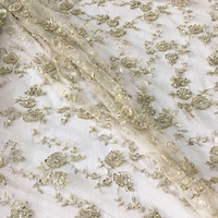 Dernier design, tissu en dentelle tissée entièrement orné de perles dorées pour robes de mariée et sacs, résistant au rétrécissement, stock en gros