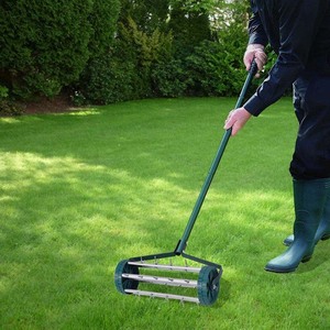 Aérateur rotatif de <span class=keywords><strong>pelouse</strong></span> de sol de pointe de dent de poussée de roulement avec l'outil de poignée <span class=keywords><strong>en</strong></span> acier pour l'<span class=keywords><strong>entretien</strong></span> d'herbe de cour de jardin vert - Product Image 4