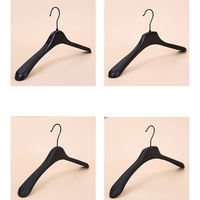 Cintres en plastique noirs durables et personnalisables pour adultes, sans trace, antidérapants, pour magasins de vêtements, avec réduction en gros