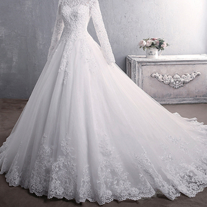 Robe de mariée sirène en dentelle brodée blanche pure, prête à l'emploi, avec appliques, perles et col en V, avec traîne pour la mariée - Product Image 3