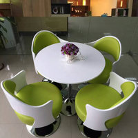 Ensemble table et chaises, une table et quatre chaises pour les zones de réception, design moderne minimaliste, bois massif, fonction de rotation