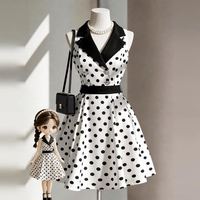 Robe mini élégante sans manches à pois pour femme, style vintage, col à revers, ceinture, imprimé numérique, taille ajustée, idéale pour les vacances et les soirées