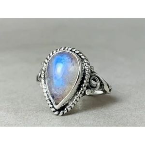 Vente en gros de bagues pour femmes personnalisées en forme de larme en pierre de lune bagues tendance en argent sterling 925 avec pierres précieuses d'Inde - Product Image 4