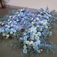 Kunstmatige blauwe zijden bloemenzuil voor bruiloftsceremonie achtergrond, gangpad, banket en feestdecoratie