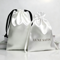 Vente en gros de pochettes en tissu satiné imprimé de différentes tailles avec logo personnalisé, sac à cordon anti-poussière pour cosmétiques, bijoux, lingerie, cheveux