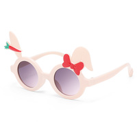 Lunettes de soleil pour enfants UV400 avec oreilles de lapin et décor carotte rouge, idéales pour les petites filles et les accessoires photo de vacances