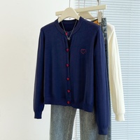 Automne et hiver grand pull tricoté cardigan brodé coeur bouton bas pull pour les femmes
