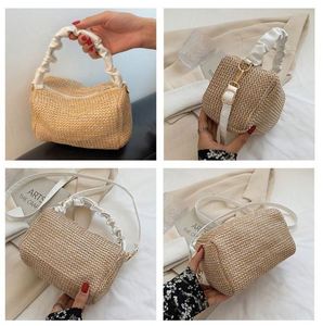 Sac de plage mini en plastique imitation paille pour femme avec poignée en similicuir – Vente en gros pour l'été - Product Image 2