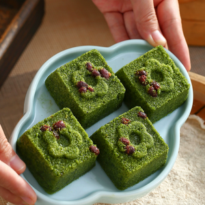 Pastel Mochi de Frijoles Rojos Congelados Hechos a Mano con Hierbas Naturales: Regalo Asiático Festivo, Postre de Vacaciones, Comida Tradicional de Vapor - Product Image 4