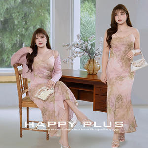 เดรสสลิปผู้หญิงไซส์ใหญ่ Happy Plus Plus ลายดอกชบาสีชมพูพาสเทล คอวี ทรงหางปลา ตัดเย็บแบบเอียงเฉียง - Product Image 5