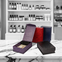 Boîte cadeau pour bijoux avec logo imprimé personnalisé et doublure à motifs pour le rangement de colliers, boucles d'oreilles et montres