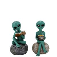 Figurine en résine personnalisée d'extraterrestre mignon, statue décorative amusante, figurine d'extraterrestre spatial assise sur une roche lunaire, ornement de bureau en résine
