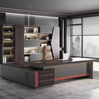 Bureau de direction en forme de L avec plateau en bois foncé, panneau gris et accents orange-rouge, bureau d'angle pour manager ou patron avec tiroirs