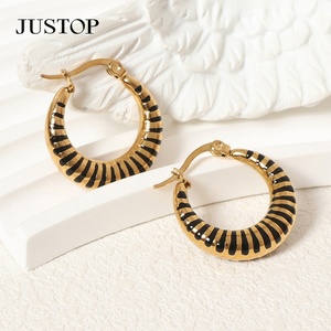 Diseñador 18K chapado en oro Vintage epoxi Acero inoxidable declaración pendientes C en forma de aro con gancho para las mujeres para la fiesta - Product Image 3