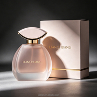 Flacon de parfum en verre ovale incurvé rose givré de luxe, avec bouchon en forme de pétale et bordure dorée, personnalisable avec boîte cadeau