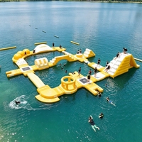 Parc aquatique gonflable d'aventure intérieur/extérieur, jeu de défi d'obstacles flottants sur le lac pour le divertissement