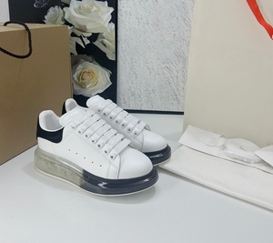 Venta al por mayor de fábrica de zapatos casuales de diseño de marca de lujo en colores sólidos, zapatos para caminar al aire libre, zapatos de hombre con suela gruesa. - Product Image 1