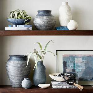 Vase à fleurs de salon en relief texturé avec logo rétro personnalisé vases à bourgeons vase en céramique pour la décoration intérieure - Product Image 3