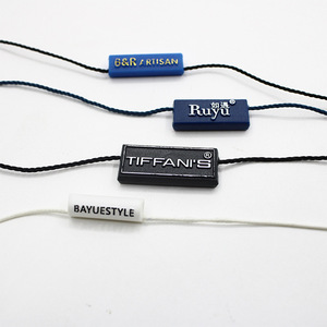 Etiqueta colgante de plástico para ropa con logotipo en relieve personalizado para relojes, cerradura de etiqueta de precio de sello de plástico para ropa para joyería - Product Image 1