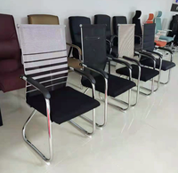 Chaise de visiteur de bureau ergonomique moderne en maille avec accoudoirs sans roulettes pour salles de réunion