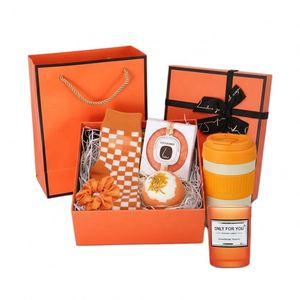 Set de Regalo de Cuidado Personal Naranja de 6 Piezas con Bolsa y Caja de Regalo - Kit de Spa para Mujer, Paquete de Relajación con Taza y Vela - Product Image 1