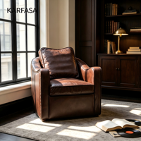 Fauteuil de lecture en cuir marron avec garniture cloutée, dossier capitonné et pieds en bois massif pour salon et bureau à domicile
