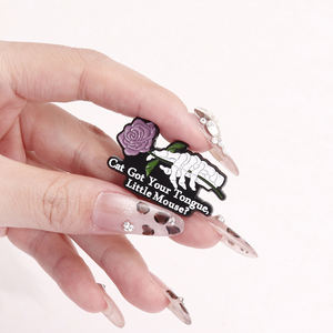 Alfileres esmaltados de rosas de jardín de medianoche, broche gótico romántico, insignia de solapa, regalo de joyería para amantes de los libros <span class=keywords><strong>y</strong></span> lectores - Product Image 4
