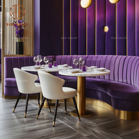 Ensemble de mobilier de restaurant de luxe pour café, canapé en velours violet incurvé avec tables rondes en marbre et chaises beiges