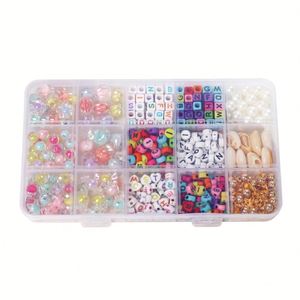 Kit de fabrication de bracelets DIY avec 15 compartiments, perles acryliques en forme de lettres de l'alphabet et coquillages, et cordon élastique pour la création de bijoux - Product Image 3