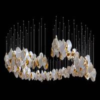 Firelux développe une escalier luxueux haut de gamme pour hôtel et villa, avec un luminaire suspendu en céramique dorée et blanche en forme de haricot.