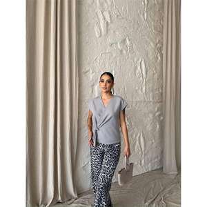 Blusa Gris sin Mangas para Mujer, con Detalle de Lazo Lateral, Logotipo Bordado, Talla XL, Material Viscosa, Cuello con Volantes, para Fiestas Formales - Product Image 3