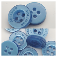 Pabrik Grosir Kancing Resin 4 Lubang 18L Pearlescent Custom Embossed Engraved Logo untuk Kemeja Aksesoris Pakaian