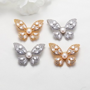 Broche élégante en perles d'eau douce de Zhuji Shanxia Lake, nouvelle collection 2024, avec un ensemble de diamants personnalisable pour accessoires de costume personnalisés - Product Image 2