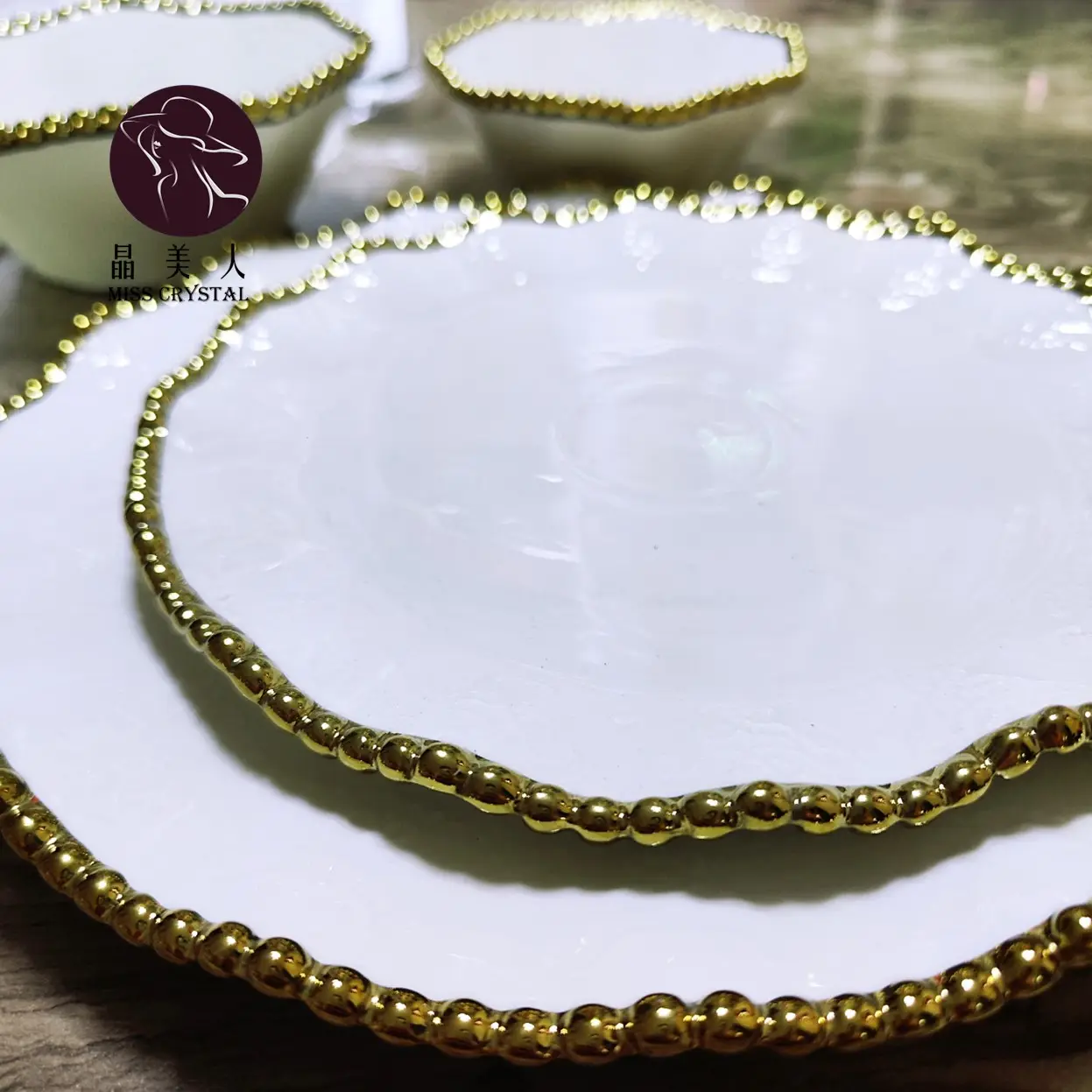 Prix de gros Assiettes alimentaires irrégulières en porcelaine avec perles dorées Ensembles d'assiettes à dîner en céramique de Chine