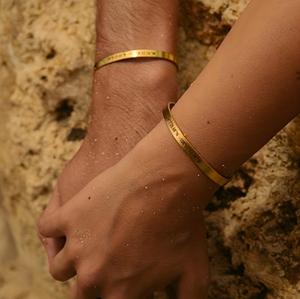 Bracciale Aperto Personalizzato in Acciaio Inossidabile Spazzolato Opaco, Testo Personalizzato, Data, Coordinate, Nome, Bracciale per Coppie N80405 - Product Image 1