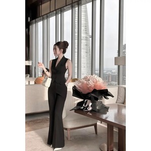 Elegante conjunto de dos piezas con chaleco acolchado de moda para mujer y pantalones plisados, perfecto para un estilo sofisticado y moderno. - Product Image 4