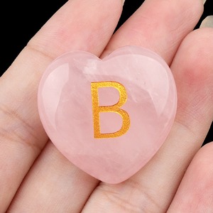 Cristal curativo 26 letras del alfabeto amor corazón cuarzo rosa Puff corazón bolsillo piedra preocupación piedra corazón tallado para decoración del hogar - Product Image 6