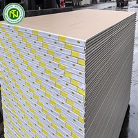 Faux plafond de papier Offre Spéciale fait face de panneau de gypse Spécifications 1200*2400 poudre de gypse de livre de poche d'intérieur moderne d'hôtel. COMMUN