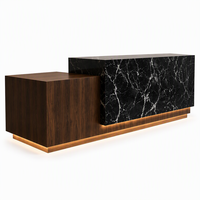 Comptoir d'accueil d'hôtel sur mesure en marbre noir Marquina de luxe avec bois de noyer pour hall d'entreprise